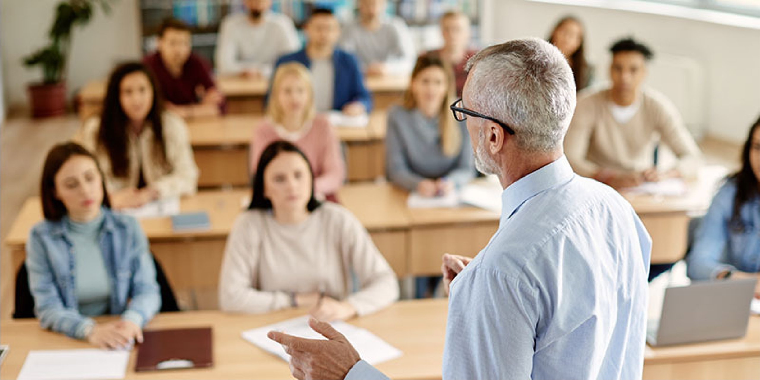 professionnel-qui-intervient-devant-une-classe-d-eleves