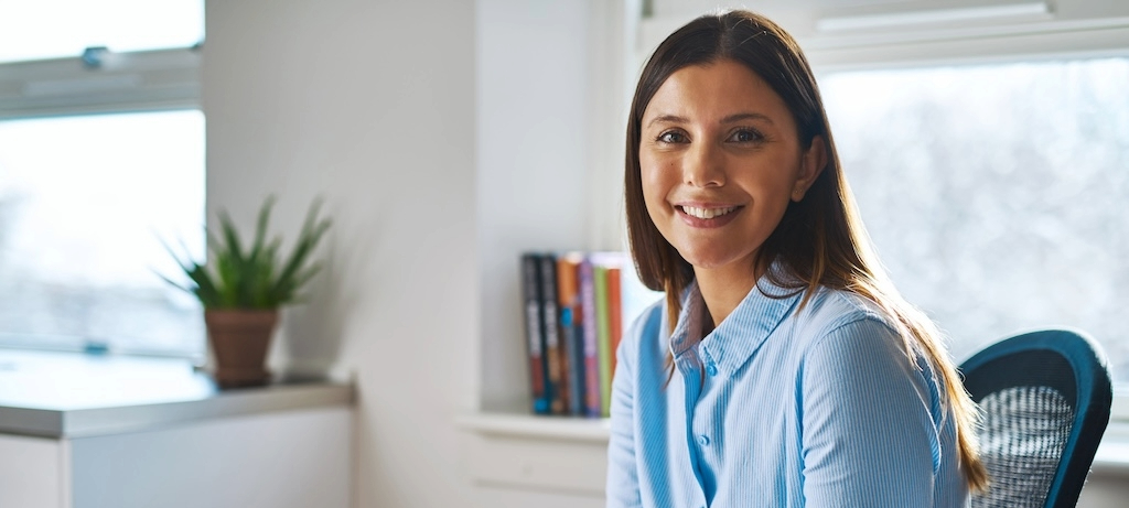 femme-souriante-à-son-bureau