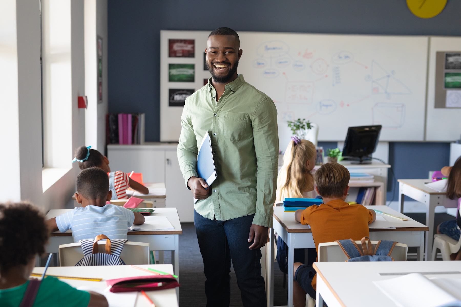 jeune-professeur-dans-sa-classe