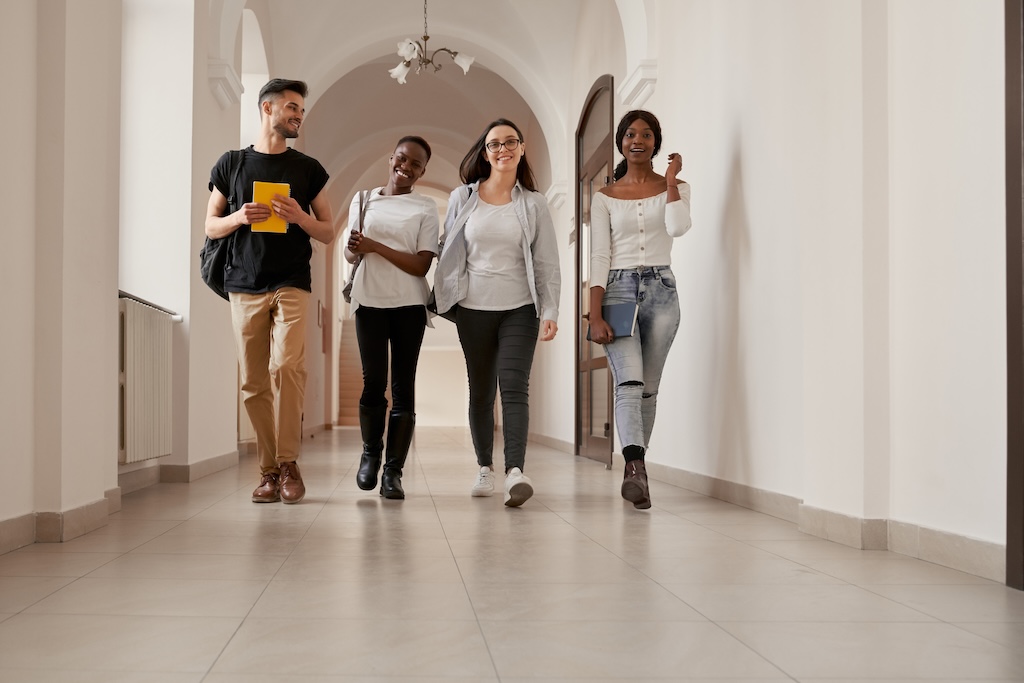 des-jeunes-à-l'université-souriant-dans-les-couloirs