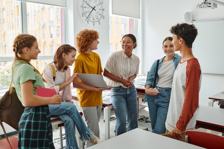 Enseignante-qui-discute-avec-un-groupe-d-élèves