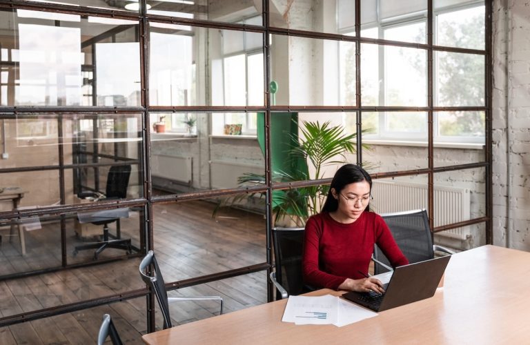 femme derrière un bureau