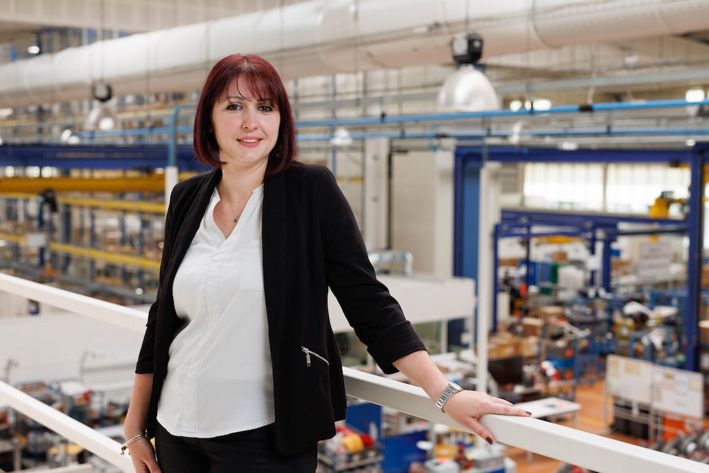 Le parcours atypique de Julie Kurek, qualiticienne chez Liebherr Aerospace : “J’ai eu la chance d’oser la reconversion professionnelle”